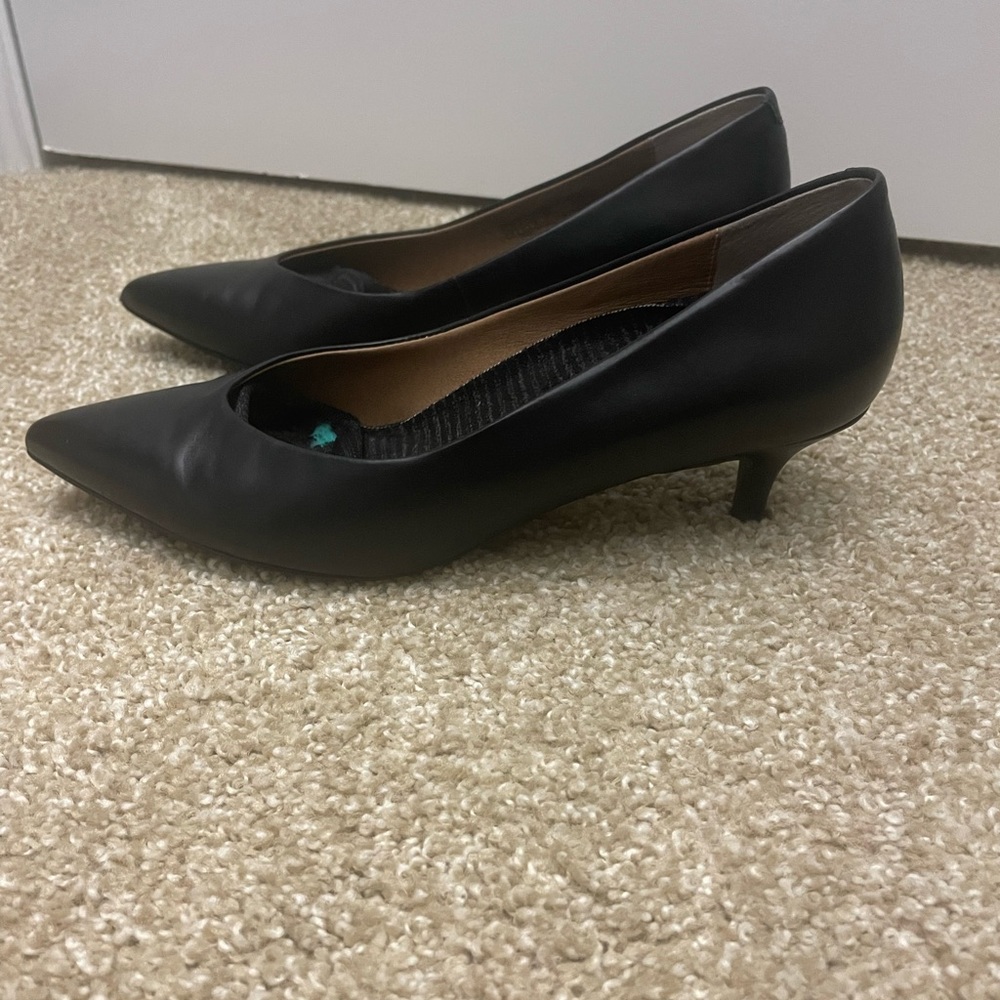 Black pumps
